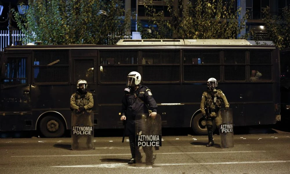Εξάρχεια: Άνδρες των ΜΑΤ έδωσαν τις πρώτες βοήθειες σε αλλοδαπό που αισθάνθηκε αδιαθεσία